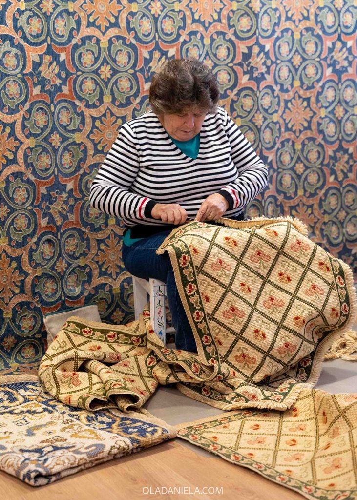Lady weaving an Arraiolos rug in Arraiolos