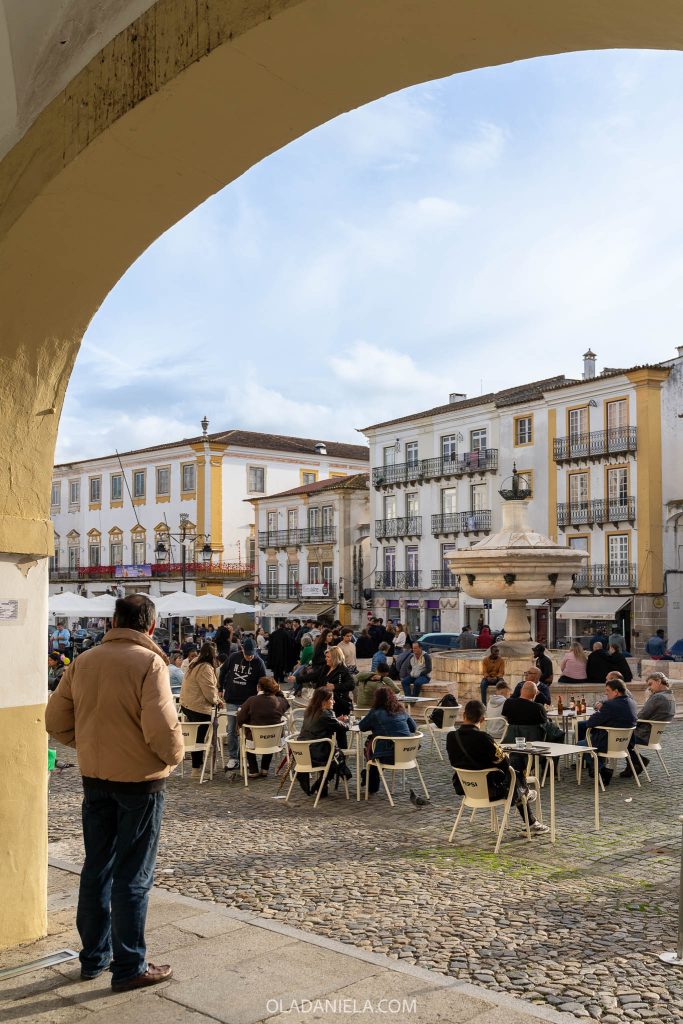 Praça do Giraldo is the heart of Évora