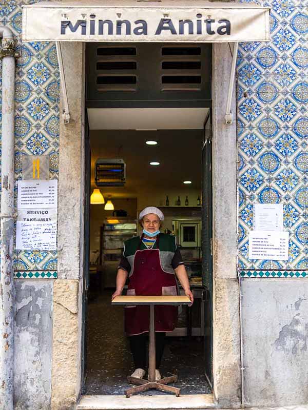 Cook at Minha Anita restaurant in Lisbon