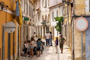 People dining outside Casa das Ratas in Tomar