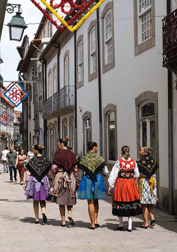 Women in fisherman's quart traje in Viana do Castelo